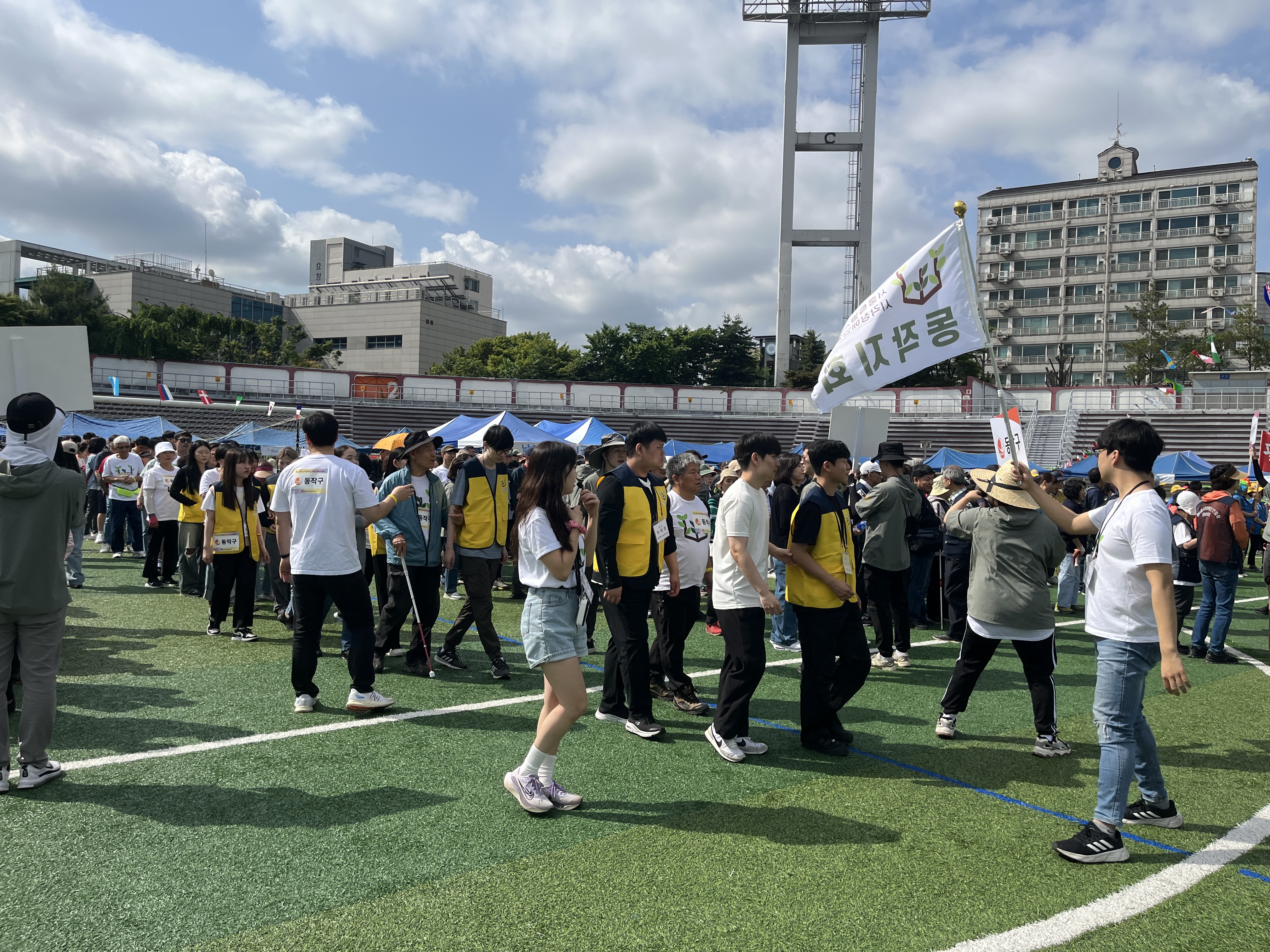 이미지설명: 개회식에 입장하는 동작지회의 모습