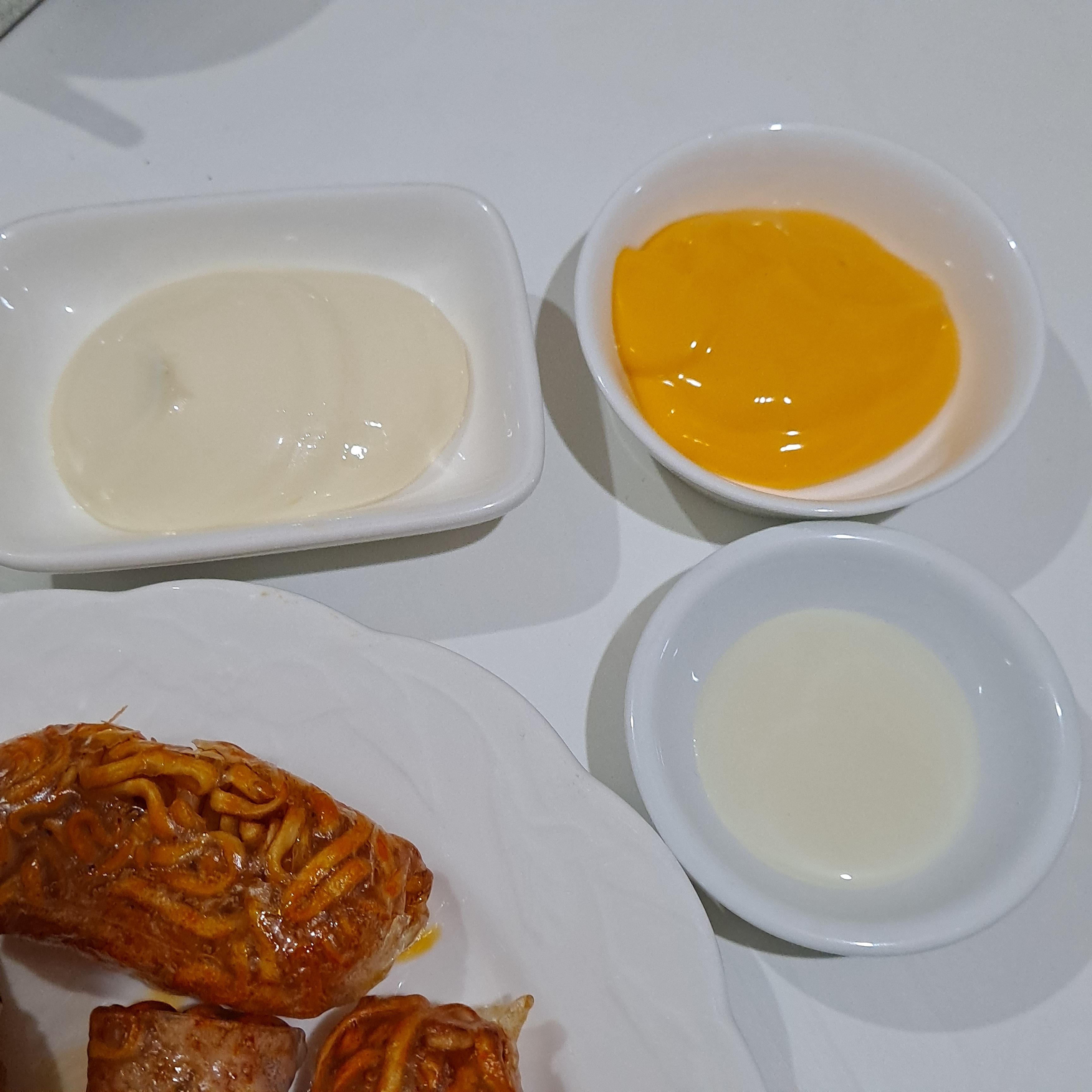마요네즈&#44; 체다치즈 소스&#44; 연유와 함께 놓여져 있는 불닭쌈