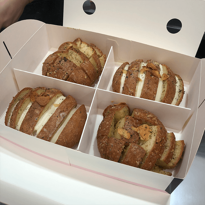 크림치즈마늘빵-2개-바게트마늘빵-2개-담긴-선물박스