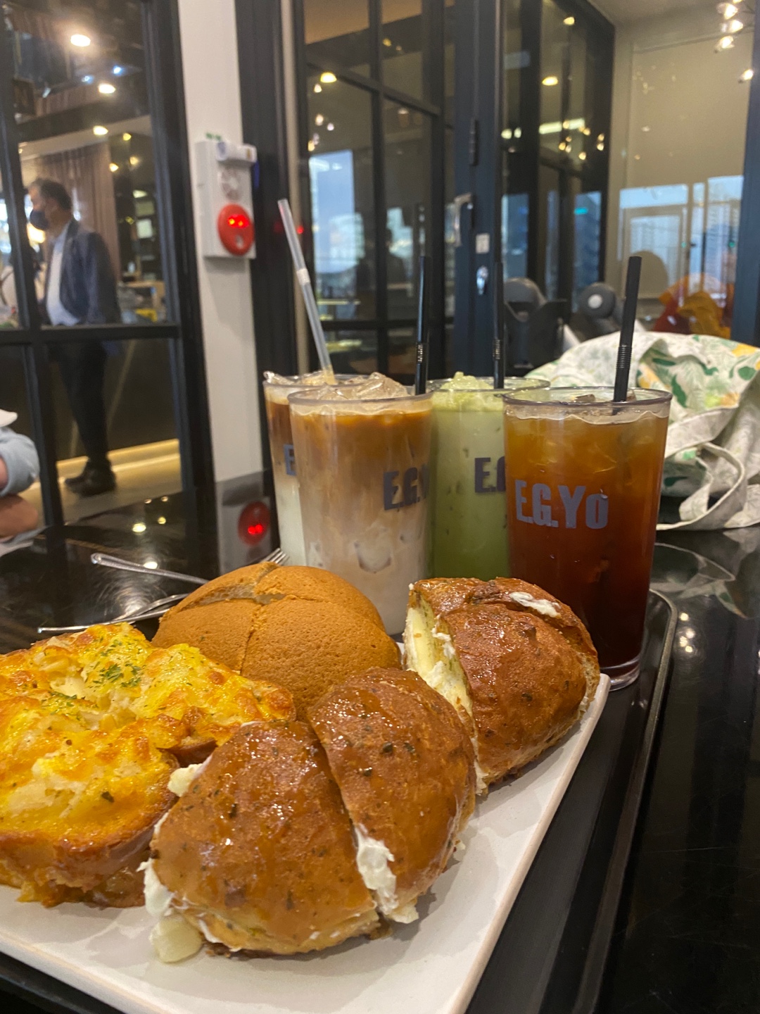  부산 다대포 대형카페 커피는 별루고 빵이 맛있는 이지요661