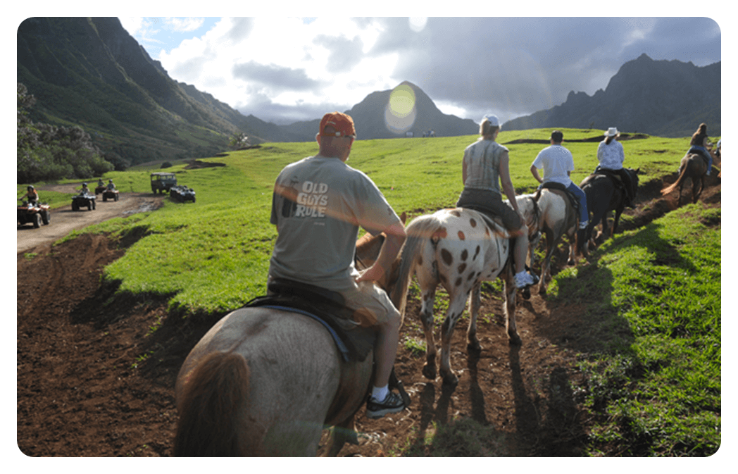 하와이-오아후섬-쿠알로아-랜치-승마-체험중-관광객