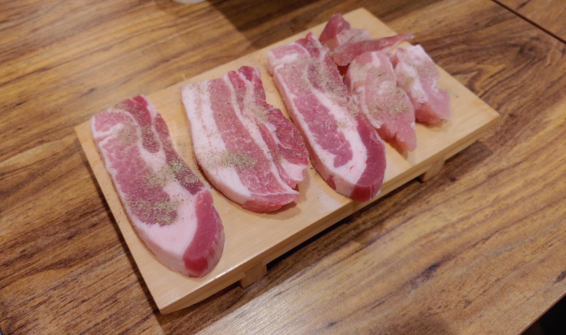  한돈 돼지고기에 대한 자부심이 남다른 가성비 좋은 식당, 마을회관