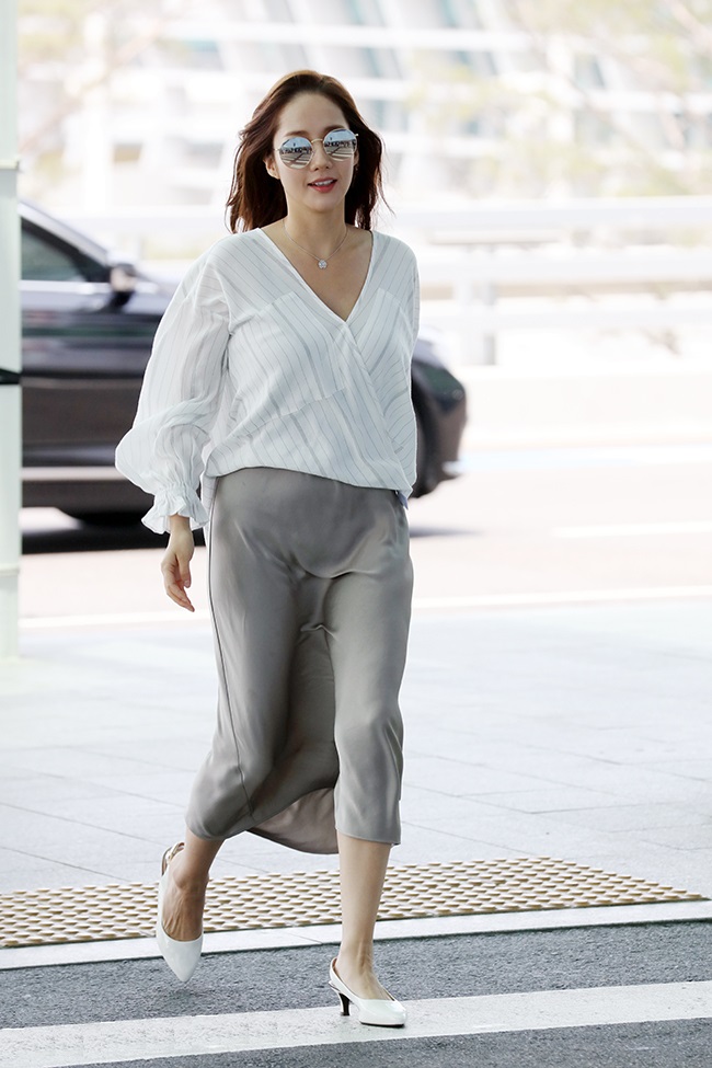  단아한 미모에 미소 짓는 박민영
