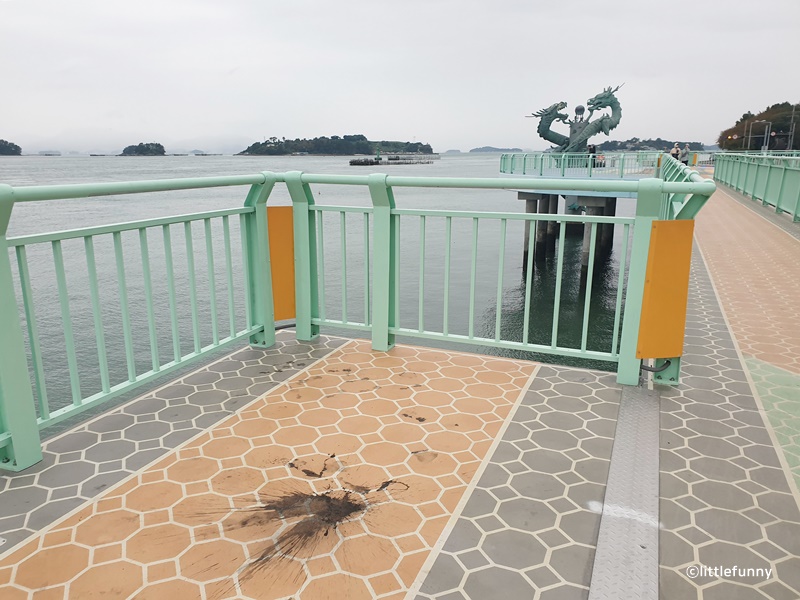 깨끗한 해상보도교 위에 갑오징어 먹물자국이 선명하게 있다