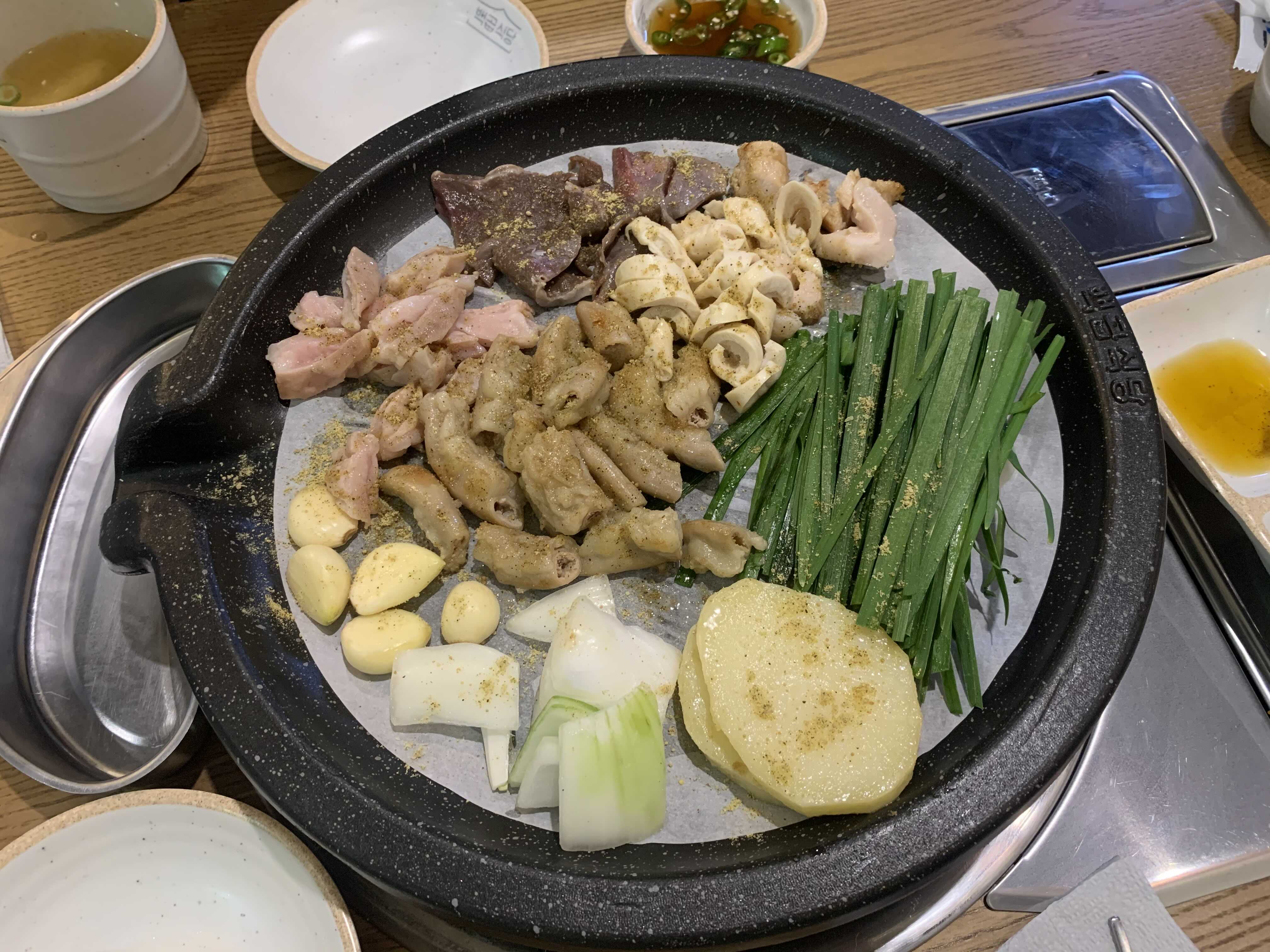  백곱식당 충정로역점 / 백곱모둠곱창, 곱창전골뚝배기 메뉴