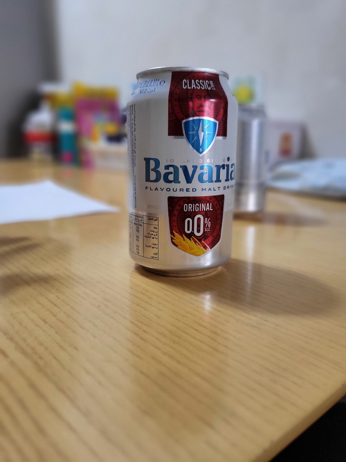 무알콜-바바리아-맥주가-테이블-위에-있는-사진