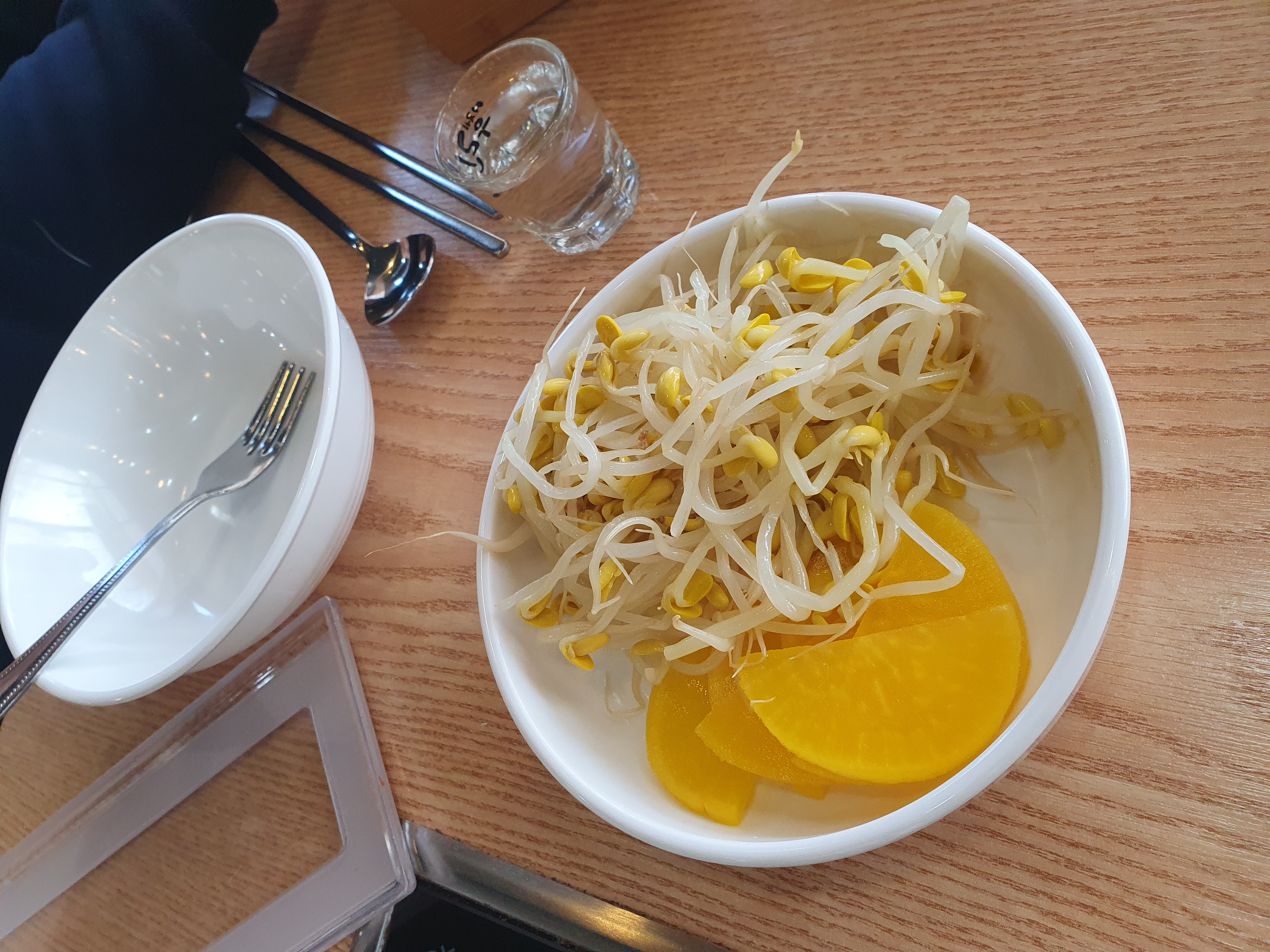 대전 관저동 칼국수 맛집 온천 물총 칼국수 쭈꾸미에서 추가로 갖고온 콩나물 반찬