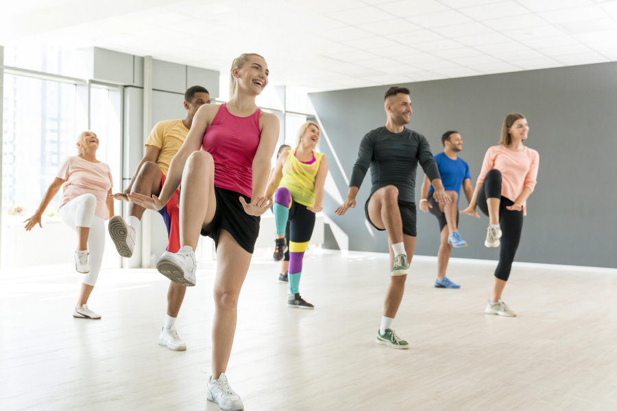 active-people-taking-part-zumba-class-together-900 에어로빅 센터에서 남녀노소 8명이 모여서 재미있게 에어로빅을 하고 있는 것을 찍은 사진