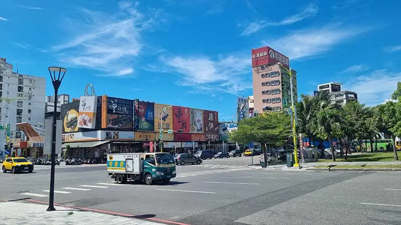 대만 화련의 넓은 도로와 깨끗한 도시의 모습