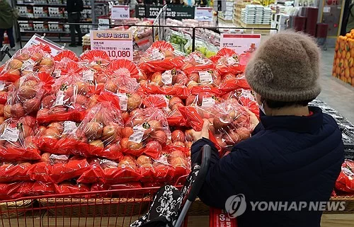 과일 가격 할인지원에 소매가격 &#39;하락전환&#39;