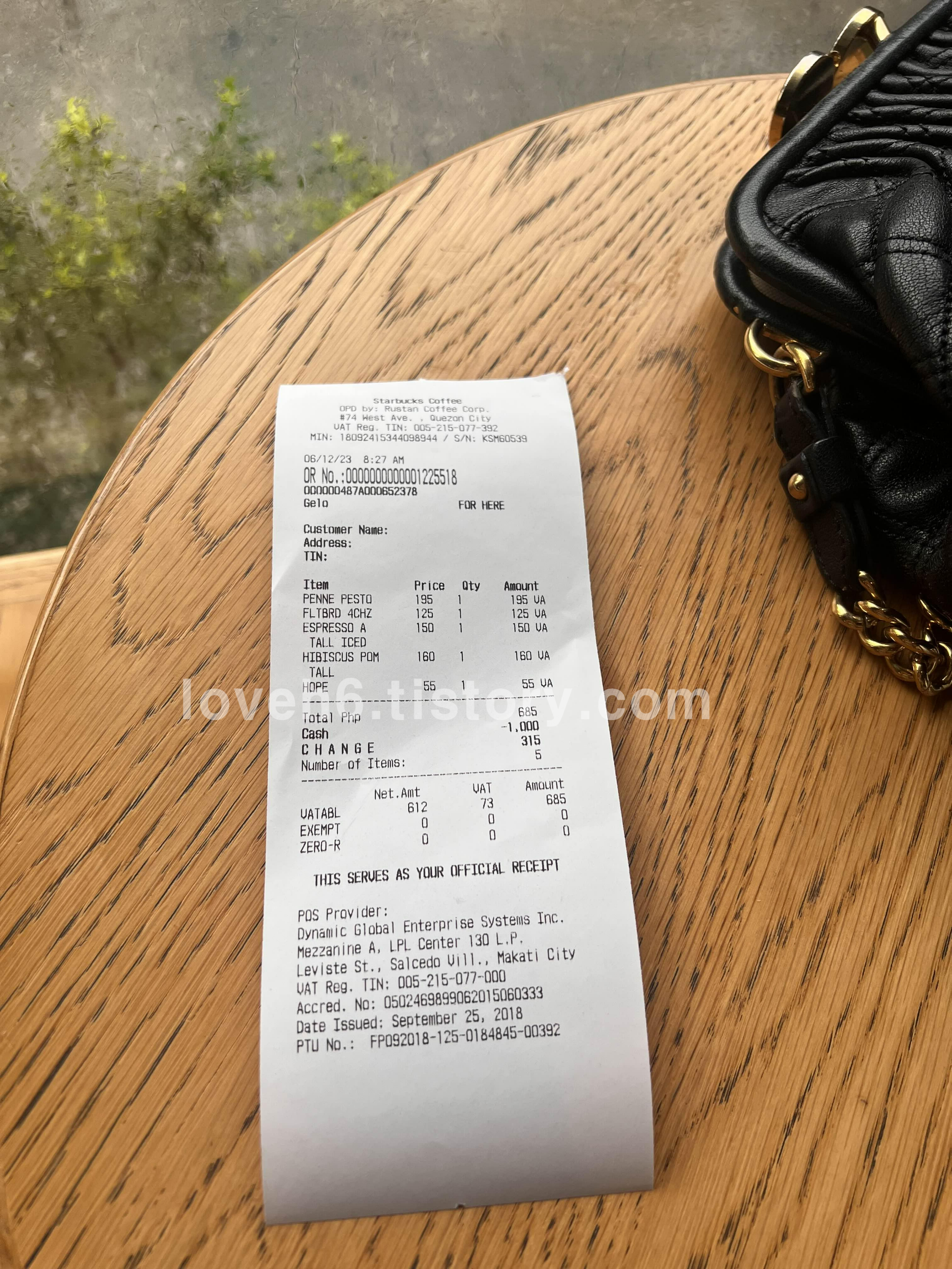 페네페스토 195페소 = 4,875원
브레드 125페소 = 3,125원
아아 150페소 = 3,750원
히비스커스 160페소 = 4,000원
총 4가지 메뉴 주문했고
685페소 나왔어요 685페소 = 17,125원