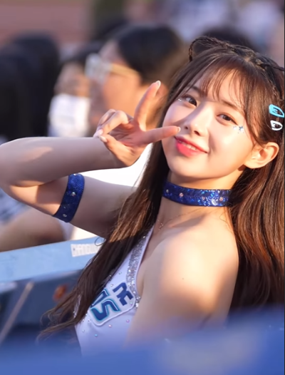 경기장에서 브이 하는 김나연 치어리더