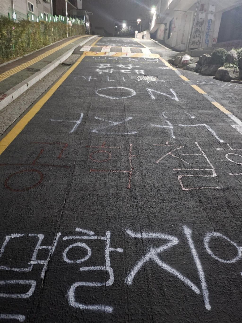 동덕여대 남녀공학 전환 논란 점거 시위 현장에 래커칠 대신 청테이프 등장... 청소 및 피해복구 금액 50억원에 쫄은 언냐들 - 동덕여대 사태를 본 청소업체 대표 "건물을 다시 짓는 수준" 동덕여대 남녀공학 전환 논란 점거 시위 현장에 래커칠 대신 청테이프 등장... 청소 및 피해복구 금액 50억원에 쫄은 언냐들 - 동덕여대 사태를 본 청소업체 대표 "건물을 다시 짓는 수준"