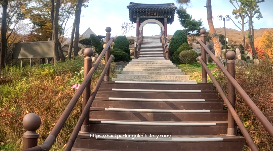 산으로 출발하기 전에 흥국사 절에 들려 화장실을 갑니다