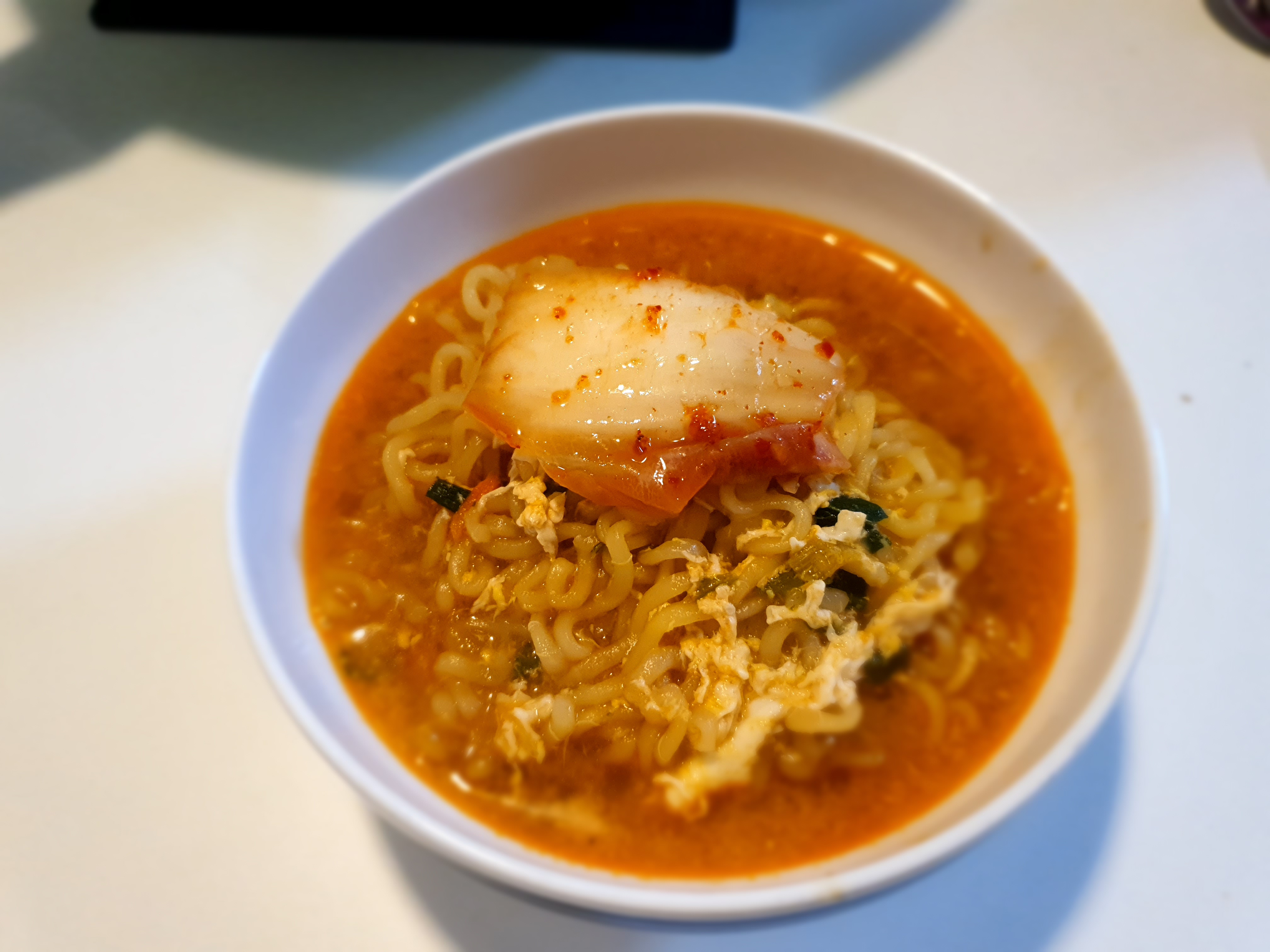  토요일은 치즈라면과 함께 맛있는 점심을 먹어요