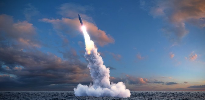 바다 위에서 핵무기가 발사되는 모습
