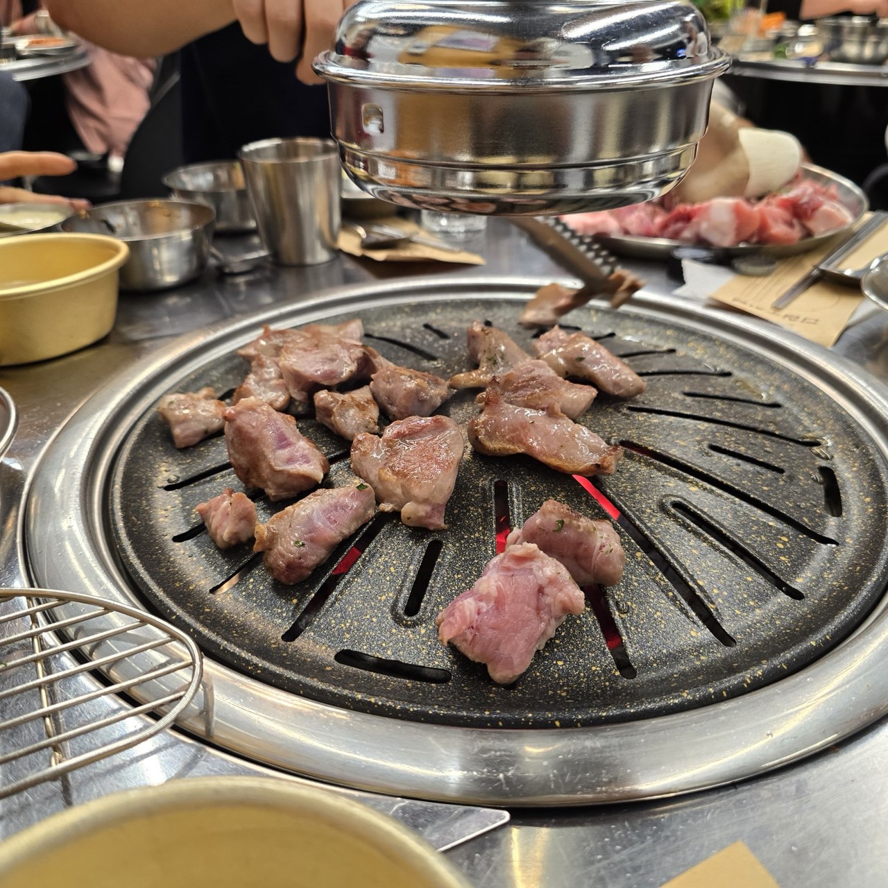 삼겹살이랑 뽈살 먹으니까 맛있고 기분도 좋아지고