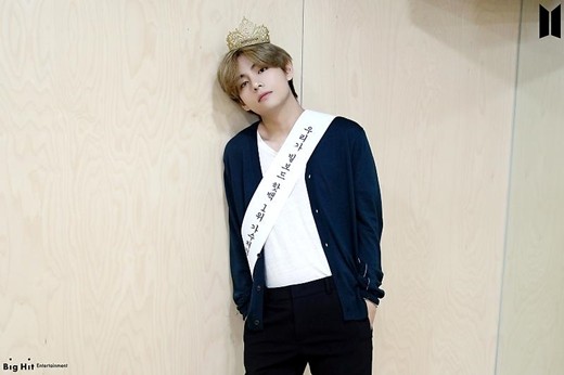  빅히트 네이버포스트 방탄소년단 뷔 (ft.왕관+어깨띠)