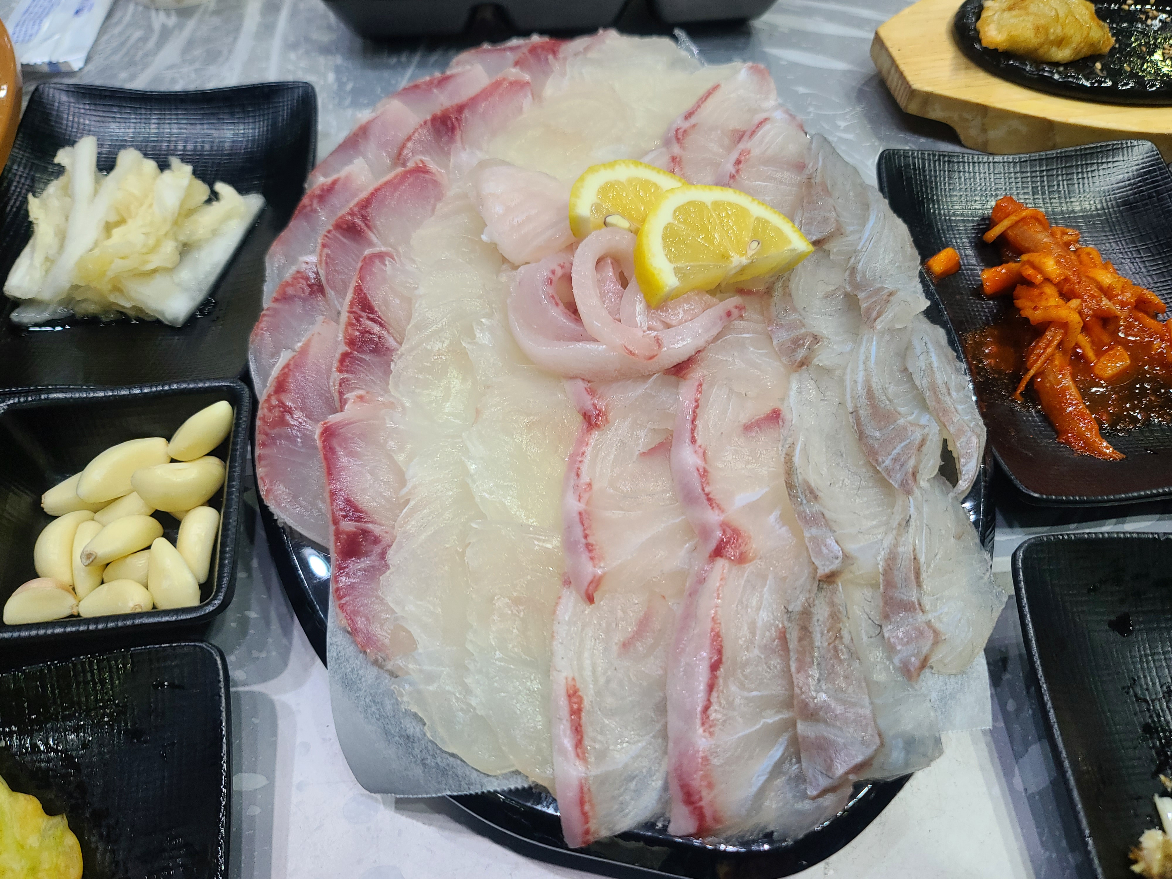 해금강회센터 모듬회 중자는 광어&amp;#44; 도미&amp;#44; 우럭&amp;#44; 농어 등 다양하게 나옵니다