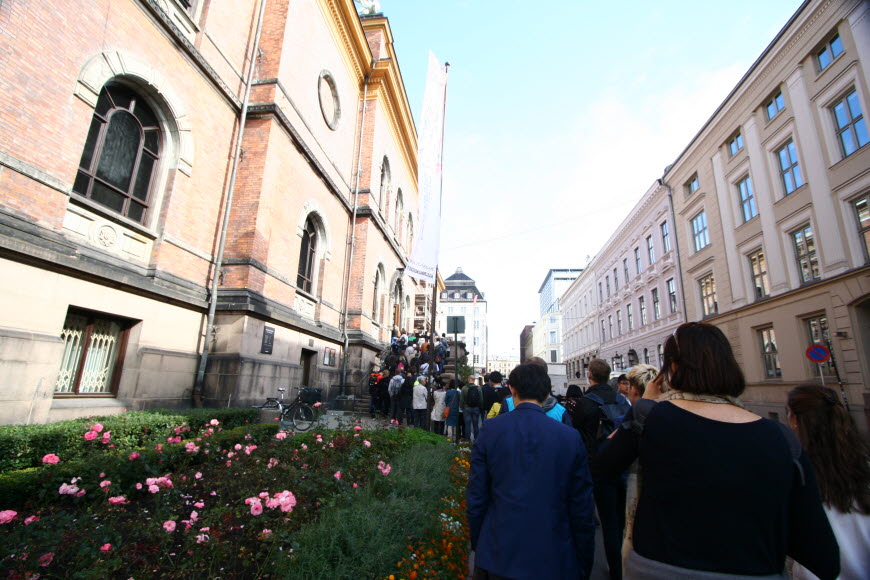 개관 전&#44; 많은 관광객들로 미술관 앞이 붐빕니다.