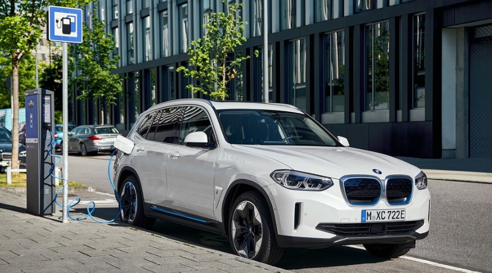 BMW-iX3-충전하는모습