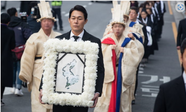 "바쁜 일정 전부 미루고 달려간 천만배우.." 유족없는 강제징용 희생자들의 유골을 한국으로 모셔와 상주 역활까지 자처한 연예인