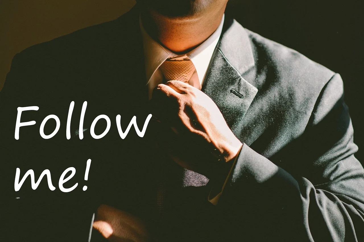 넥타이를 매고 있는 남자의 몸 모습, follow me! 글자
