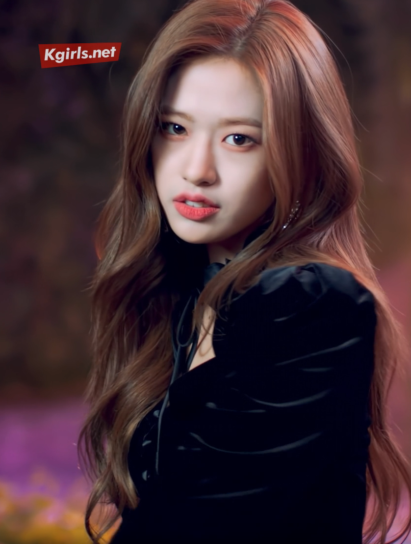  아이브 안유진 가죽 팬츠 입고 다리를 꼰