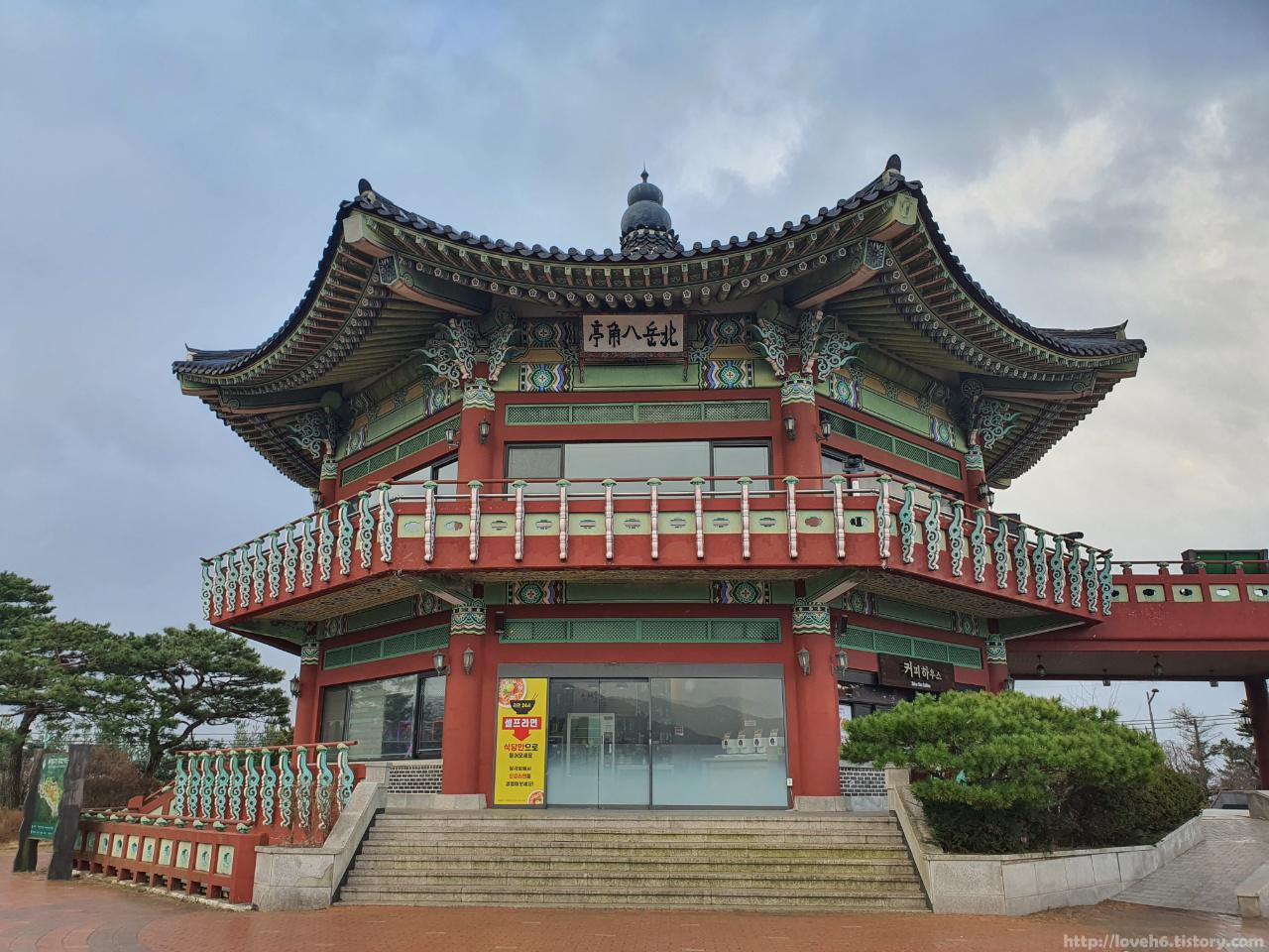 북악산_北岳山_Bukaksan/북악산에서 멀~리 보이는
팔각정이 너무 예!뻐보여서
무작정 팔각정까지 가야겠다
생각을 했는데 가까이서보니 더 이뻐요~
서울 종로구 북악산로 267 북악팔각정
02-6951-3438