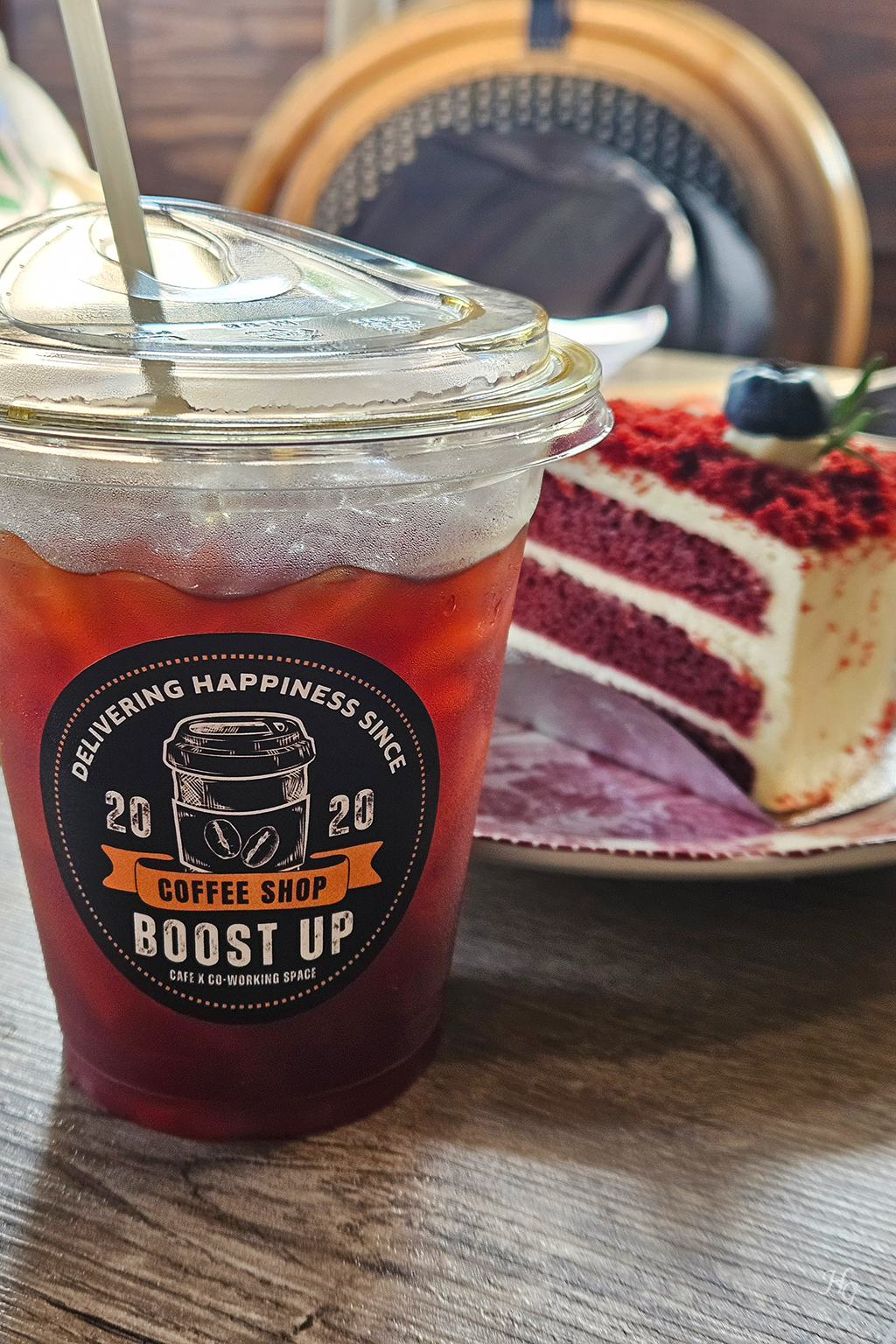 태국 깜팽펫 부스트업 카페 Boost up Cafe &amp; Co-working Space 아이스 아메리카토와 레드벨벳 케익