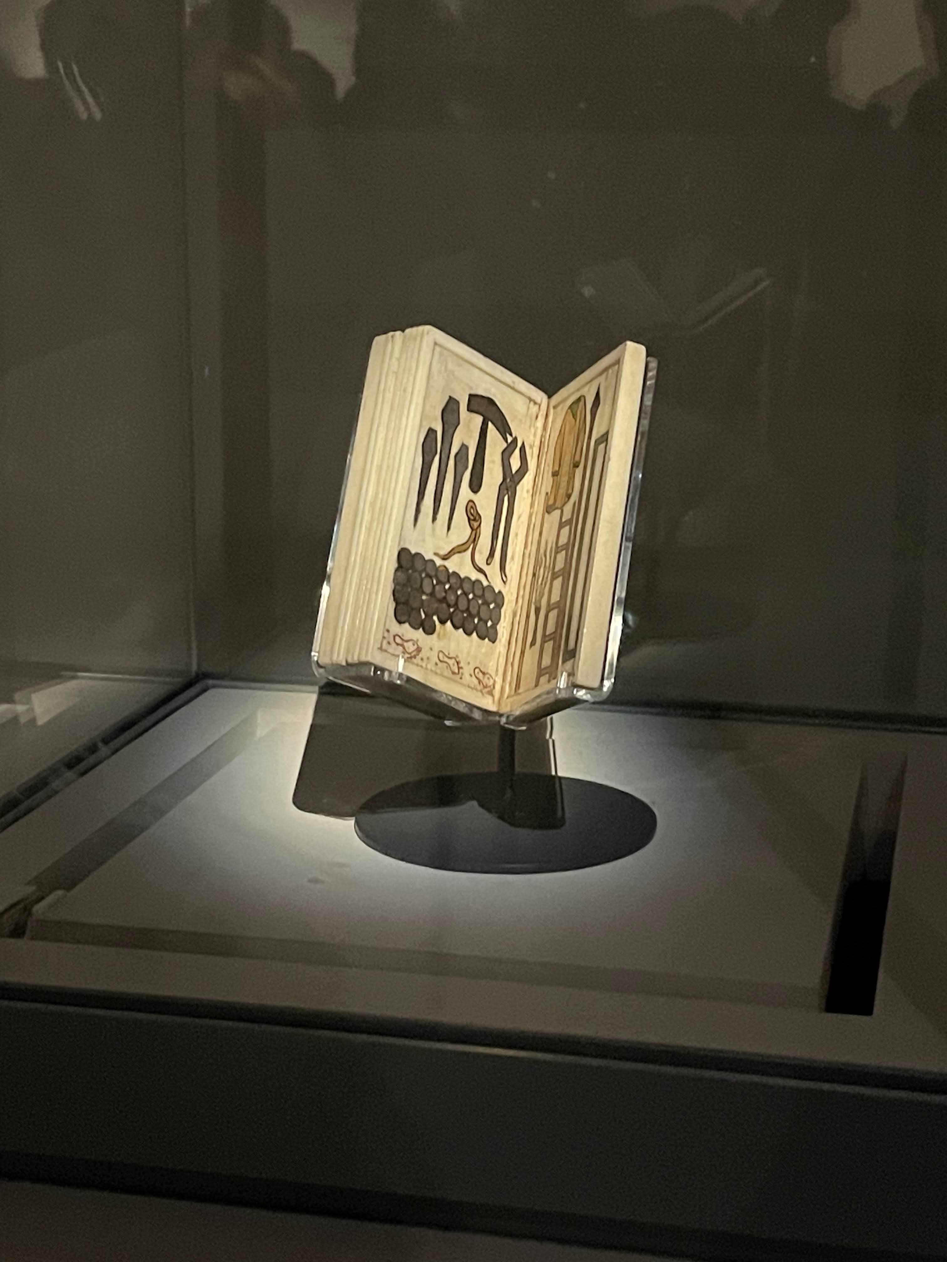 사물들, 루브르박물관 전시회, 12