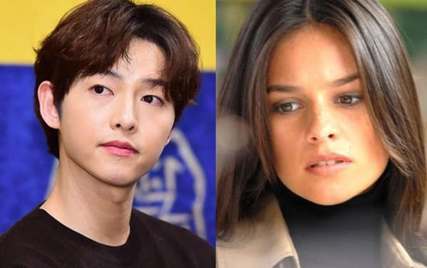 송중기와 케이티 루이스 손더스의 웨딩 사진