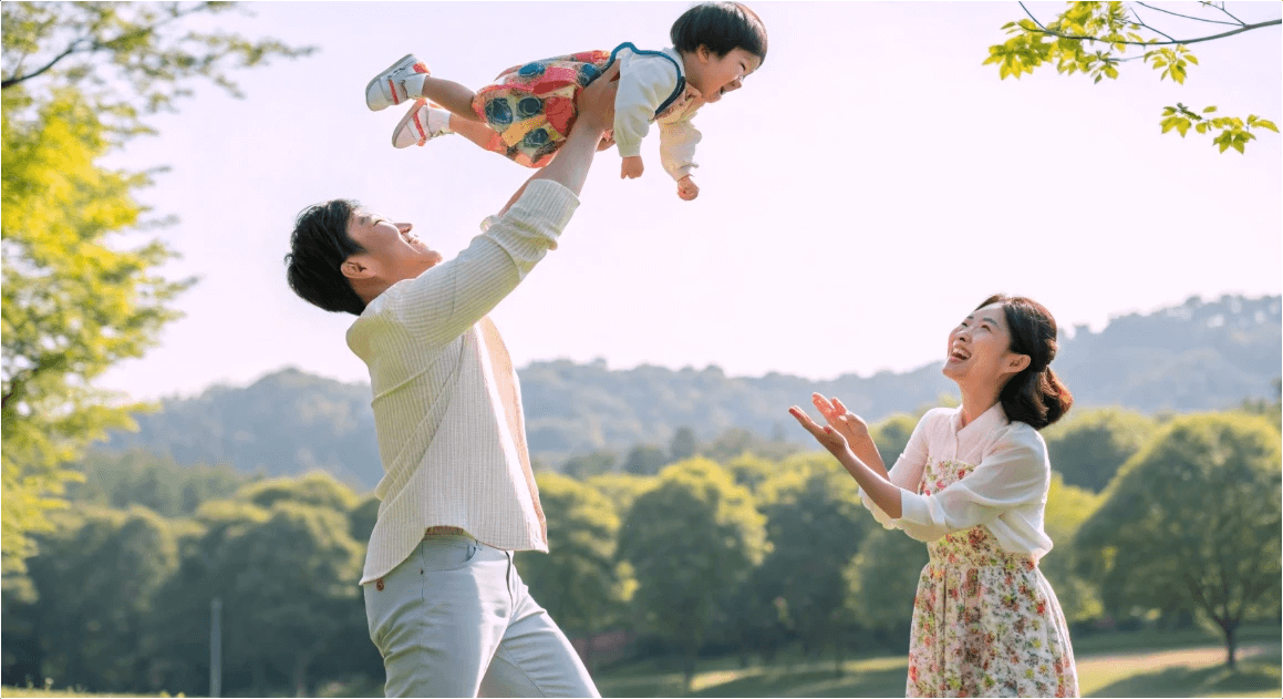 공원에서 부부가 아이와 놀아주고 있습니다.