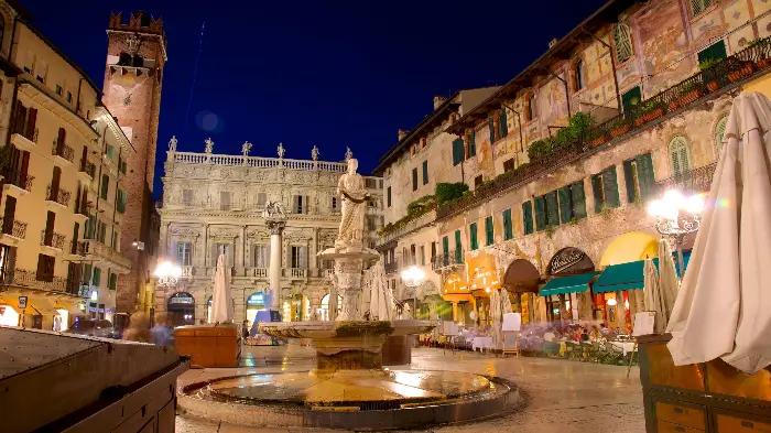피아자 델레 에르베 Piazza delle Erbe (source: www.expedia.com)