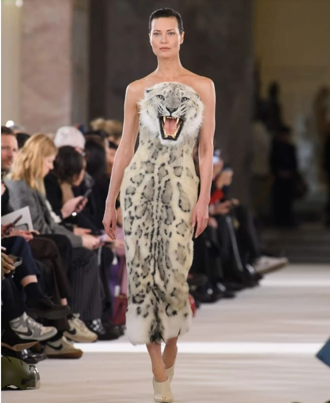야생동물 디자인 가운 선보인 &#39;파리패션위크 오뜨꾸뛰르 쇼&#39; VIDEO:Wild animal heads decorate gowns at Schiaparelli couture show