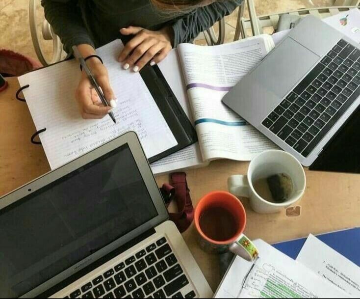 책상-위에-노트북과-노트를-펼쳐-놓고-공부하는-모습