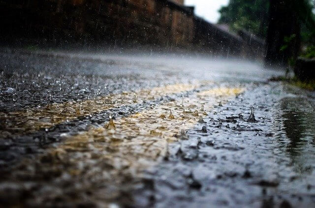도로에-비가-내리는-모습