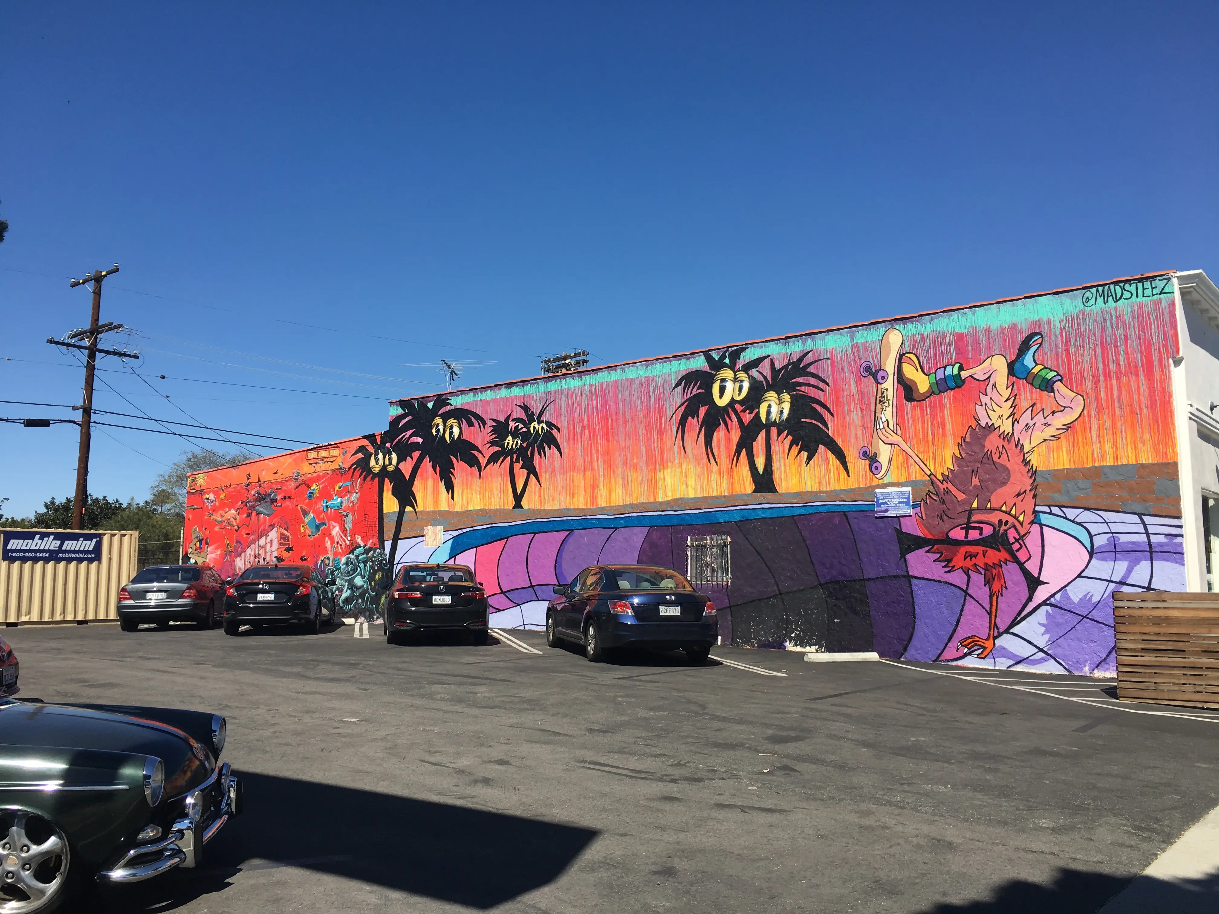 앨러나스 커피 로스터즈(Alana's Coffee Roasters) 주차장(Parking Lot)