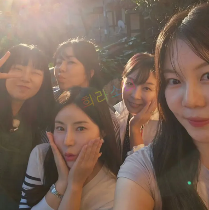 다섯 명의 나솔사계 돌싱특집 출연자들이 야외에서 함께 셀카를 찍고 있다. 햇빛이 따뜻하게 비추고 있으며&amp;#44; 여성들은 다양한 포즈를 취하고 있다. 앞쪽 여성 두 명은 볼을 감싸며 귀여운 표정을 짓고 있으며&amp;#44; 다른 세 명도 다양한 표정과 손짓을 하고 있다. 배경에는 녹색 식물이 보인다. 자막에는 &amp;quot;희라소니&amp;quot;라는 텍스트가 보인다.