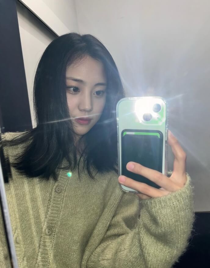 한손에핸드폰을들고있는-긴머리여성의모습