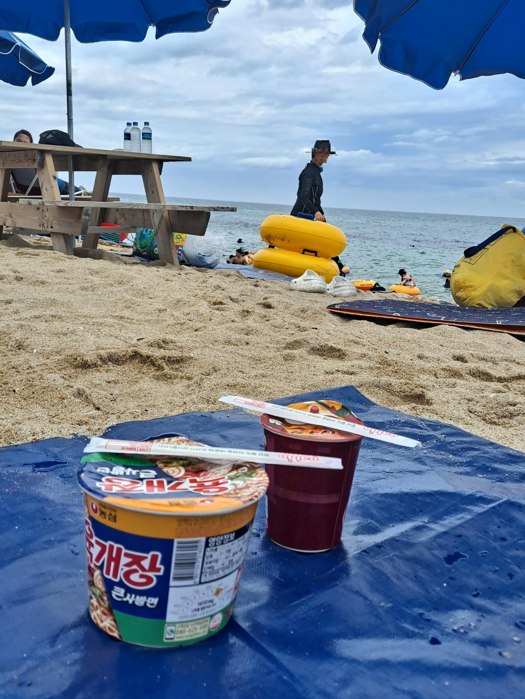 해수욕하며 먹는 사발면은 꿀맛