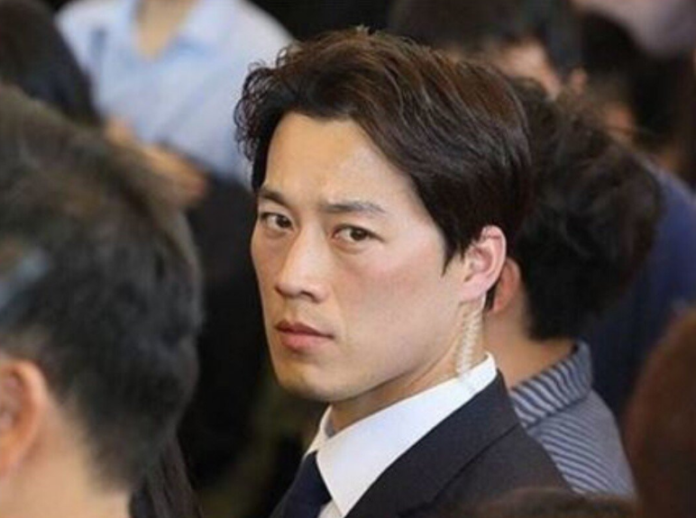  외모 때문에 대통령 경호원에서 실업자로
