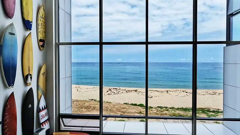 고성 가진해변 카페 창밖으로 보이는 해변의 풍경 사진
