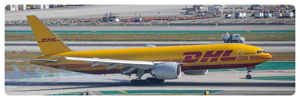 물류회사 DHL의 777F 화물비행기가 공항에 있는 모습을 찍은 사진