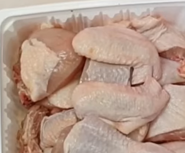  닭고기 물에 헹구면 안 되는 이유