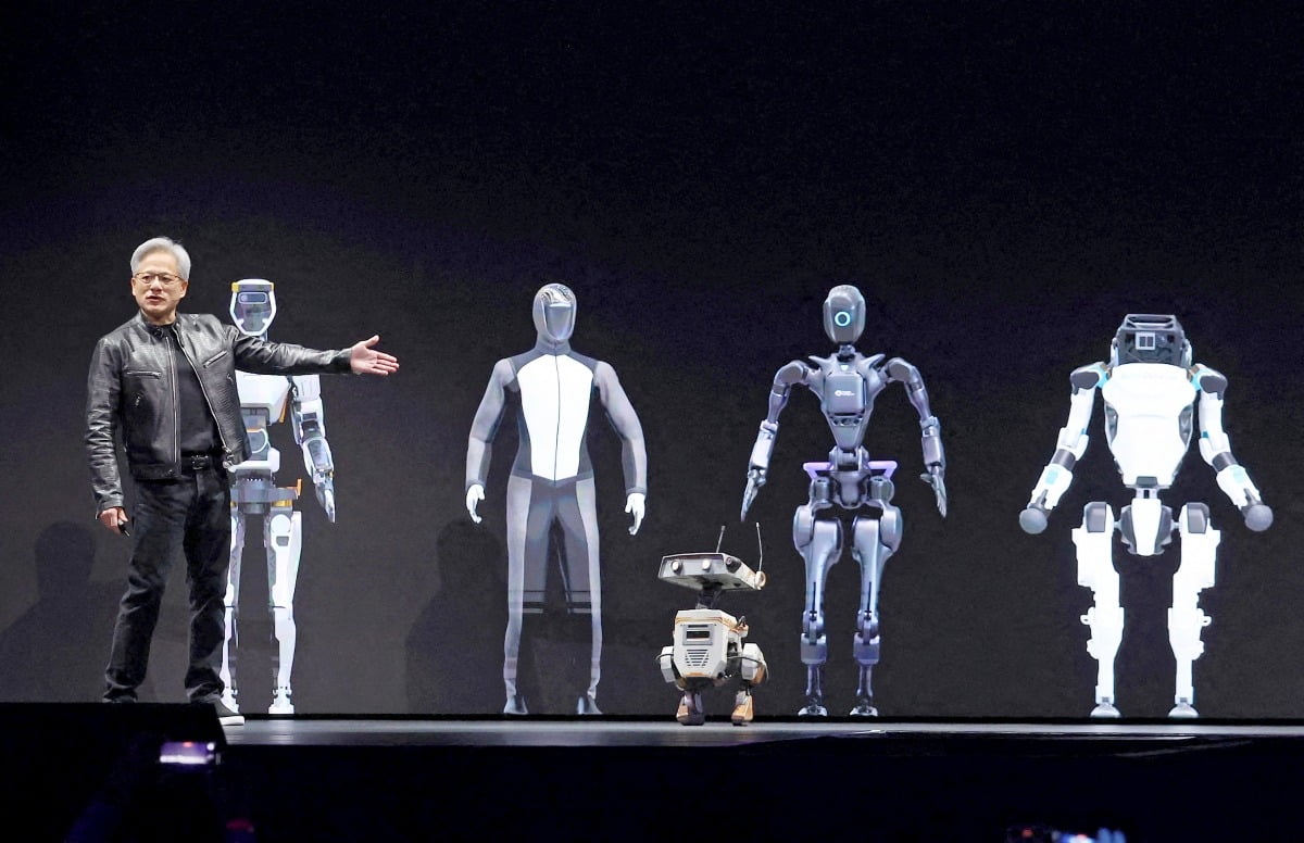 젠슨 황이 ‘GTC 2024’에서 휴머노이드(인간을 닮은 로봇)를 포함한 인공지능(AI) 로봇을 소개하고 있다.