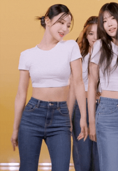 [연예] [움짤]         청바지에 흰 크롭티 프로미스나인 새롬 . GIF -  와이드섬