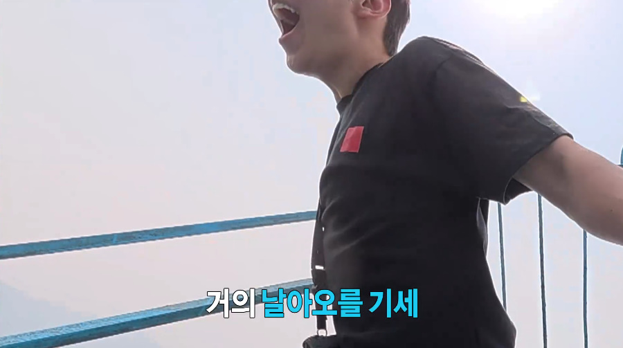 안전벨트 없이 서서 탄다는 어느 놀이공원 바이킹...jpg | 인스티즈