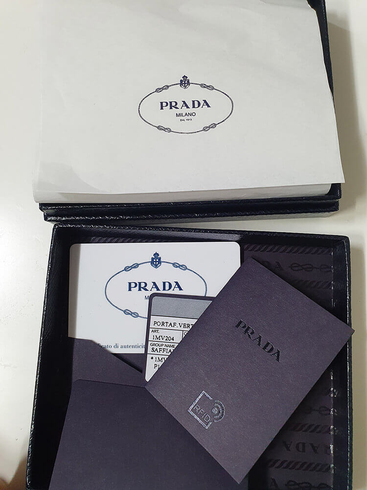 프라다 지갑과 같이 동봉된 보증서와 카드