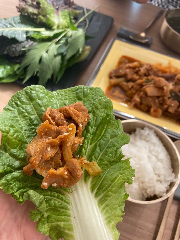 쌈 싸먹는 사진